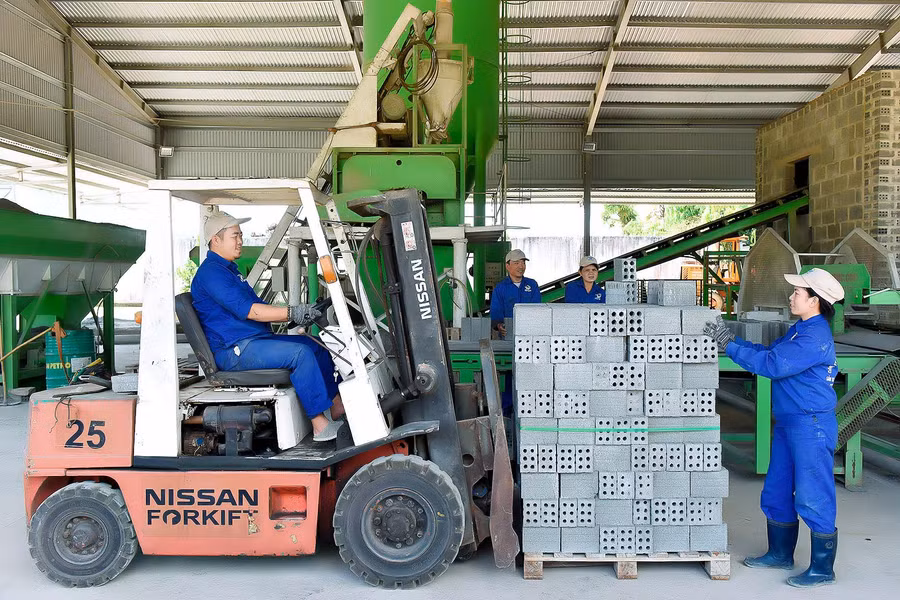 Gạch không nung là một trong số vật liệu xanh được sử dụng rộng rãi trong các công trình xây dựng. Ảnh: Đức Thụy