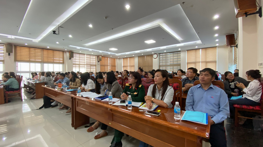 Đại diện hơn 500 tổ chức, doanh nghiệp, hợp tác xã tham gia Hội nghị đối thoại tại điểm cầu Cục Thuế tỉnh và các chi cục thuế địa phương. Ảnh: Sơn Ca