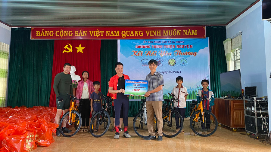 Với mỗi chiếc xe đạp được trao tặng, Tiến sĩ Nguyễn Đức Hưởng mong muốn các em có phương tiện đến trường, tạo thói quen rèn luyện thể thao. Ảnh: Sơn Ca