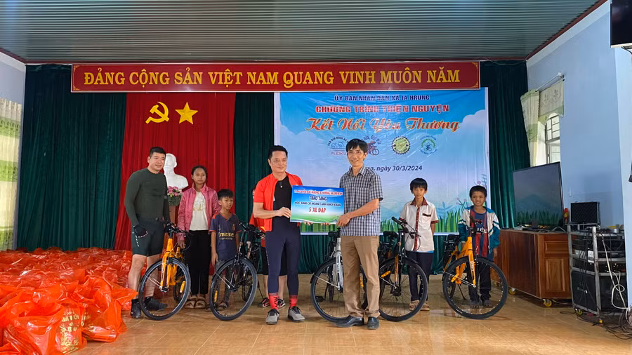 Với mỗi chiếc xe đạp được trao tặng, Tiến sĩ Nguyễn Đức Hưởng mong muốn các em có phương tiện đến trường, tạo thói quen rèn luyện thể thao. Ảnh: Sơn Ca