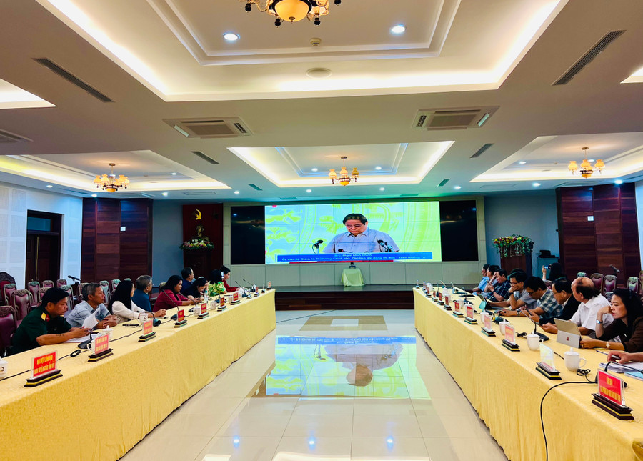 Các đại biểu tại điểm cầu UBND tỉnh Gia Lai lắng nghe Thủ tướng Chính phủ Phạm Minh Chính phát động phong trào thi đua. Ảnh: P.L Các đại biểu tại điểm cầu UBND tỉnh Gia Lai lắng nghe Thủ tướng Chính phủ Phạm Minh Chính phát động phong trào thi đua. Ảnh: P.L