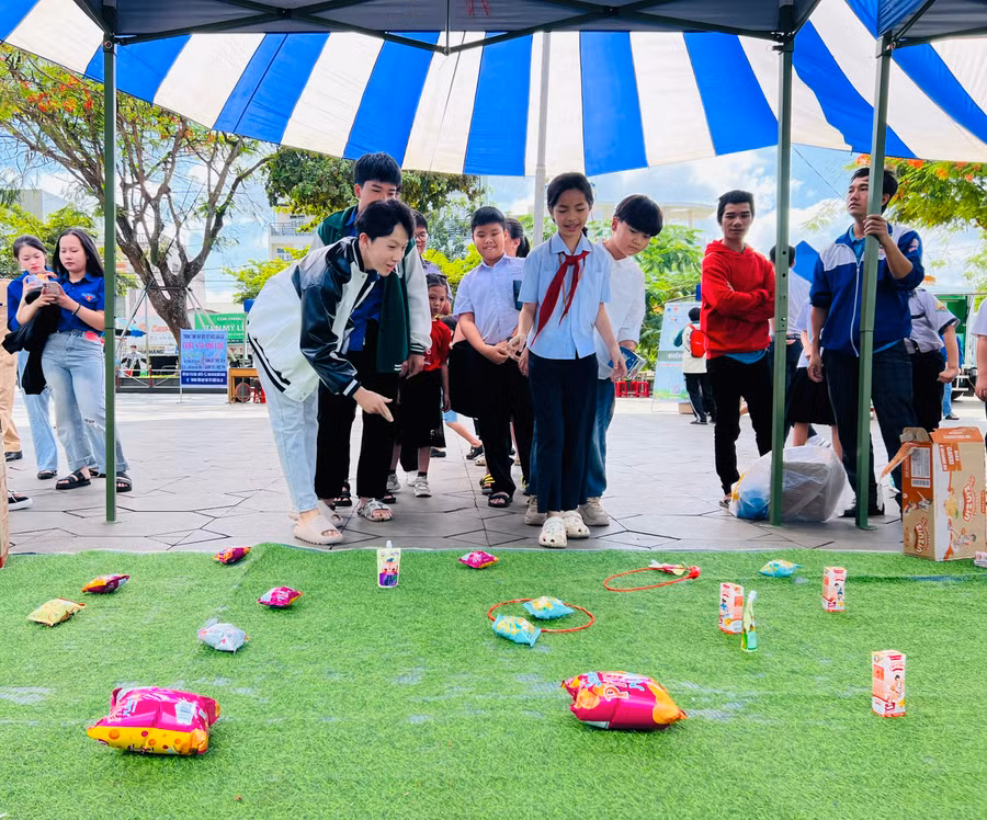 Các em thiếu nhi tham gia trò chơi ném vòng. Ảnh: P.L