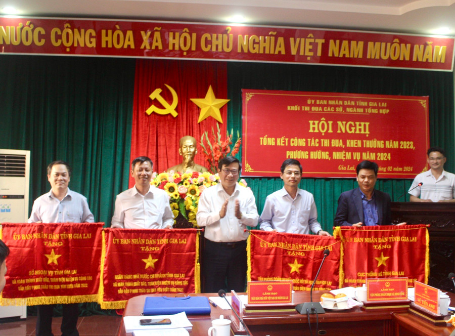 Thừa ủy quyền của Chủ tịch UBND tỉnh, đồng chí Trương Quang Tịnh-Trưởng Ban Thi đua-Khen thưởng tỉnh trao cờ thi đua cho các tập thể. Ảnh P.L