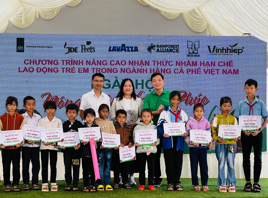 Ban tổ chức tặng học bổng cho các em thiếu nhi vượt khó học giỏi. Ảnh: M.N