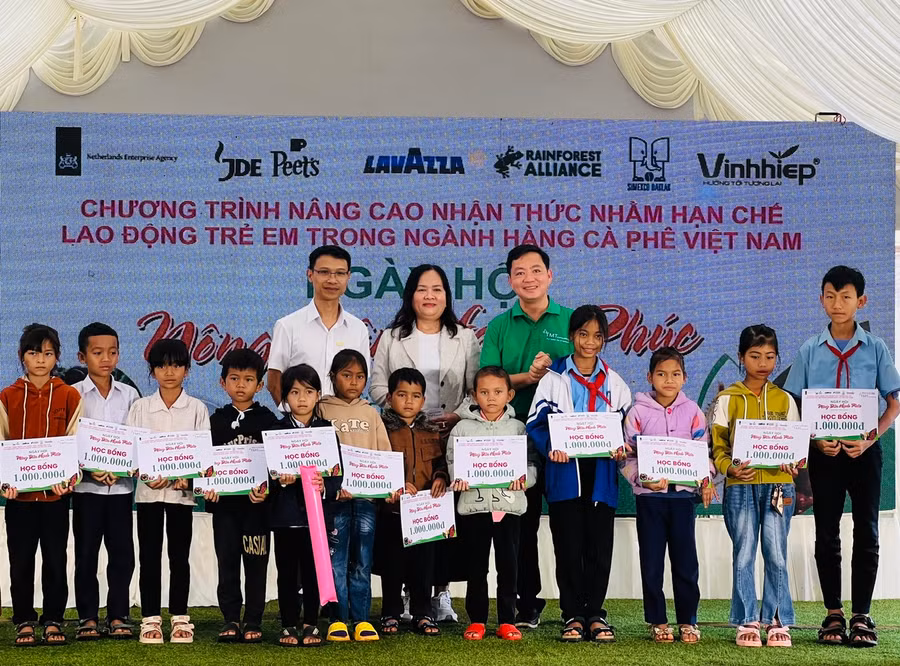 Ban tổ chức tặng học bổng cho các em thiếu nhi vượt khó học giỏi. Ảnh: M.N