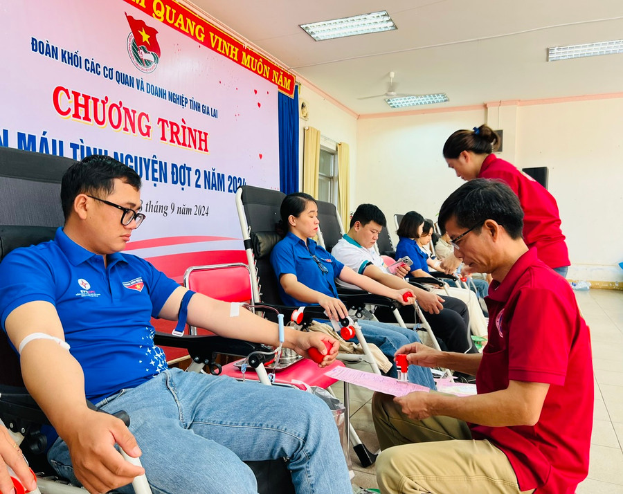 Các đoàn viên, thanh niên tham gia hiến máu tình nguyện. Ảnh: P.L Các đoàn viên, thanh niên tham gia hiến máu tình nguyện. Ảnh: P.L