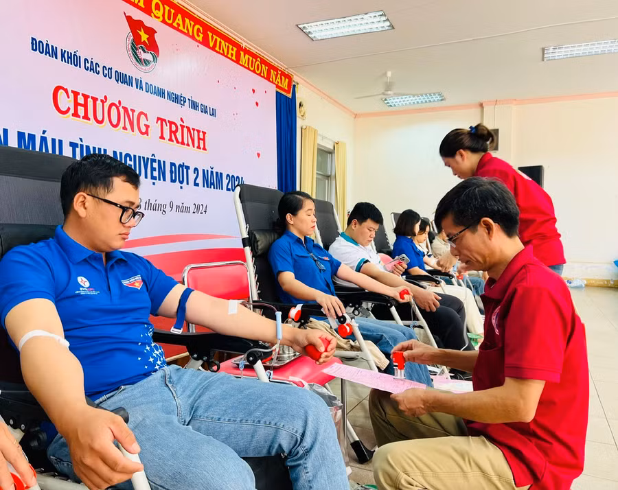 Các đoàn viên, thanh niên tham gia hiến máu tình nguyện. Ảnh: P.L