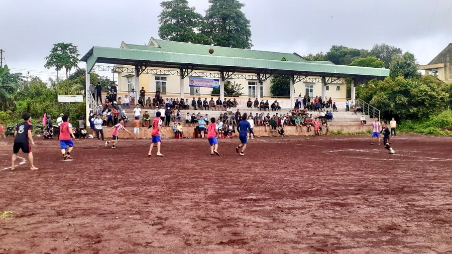 Công trình "Sân chơi thể thao cộng đồng" mang lại niềm vui cho đoàn viên thanh niên xã Ia Ko. Ảnh: M.N Công trình "Sân chơi thể thao cộng đồng" mang lại niềm vui cho đoàn viên thanh niên xã Ia Ko. Ảnh: M.N