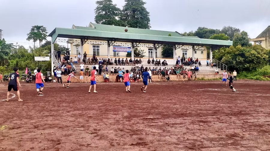 Công trình "Sân chơi thể thao cộng đồng" mang lại niềm vui cho đoàn viên thanh niên xã Ia Ko. Ảnh: M.N