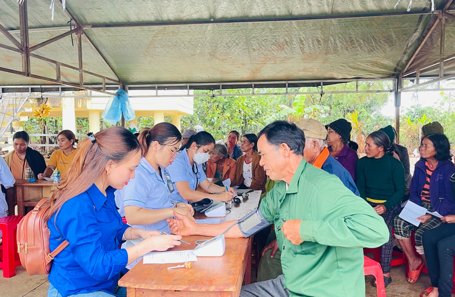 Các y-bác sĩ khám bệnh cho người dân xã Ia Kênh (TP. Pleiku). Ảnh: P.L Các y-bác sĩ khám bệnh cho người dân xã Ia Kênh (TP. Pleiku). Ảnh: P.L