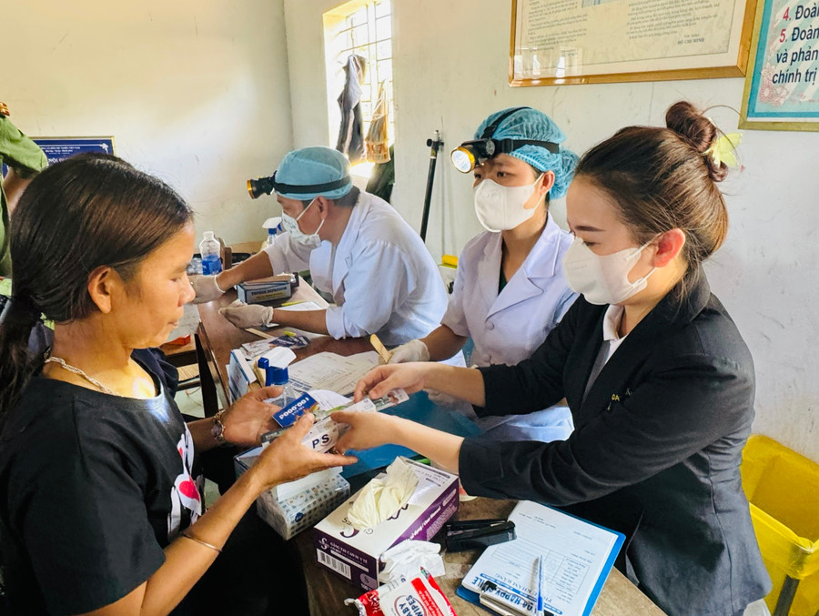 Nha khoa Happy Smile khám răng và tặng quà cho người dân xã Krong (huyện Kbang). Ảnh: Thu Hiền
