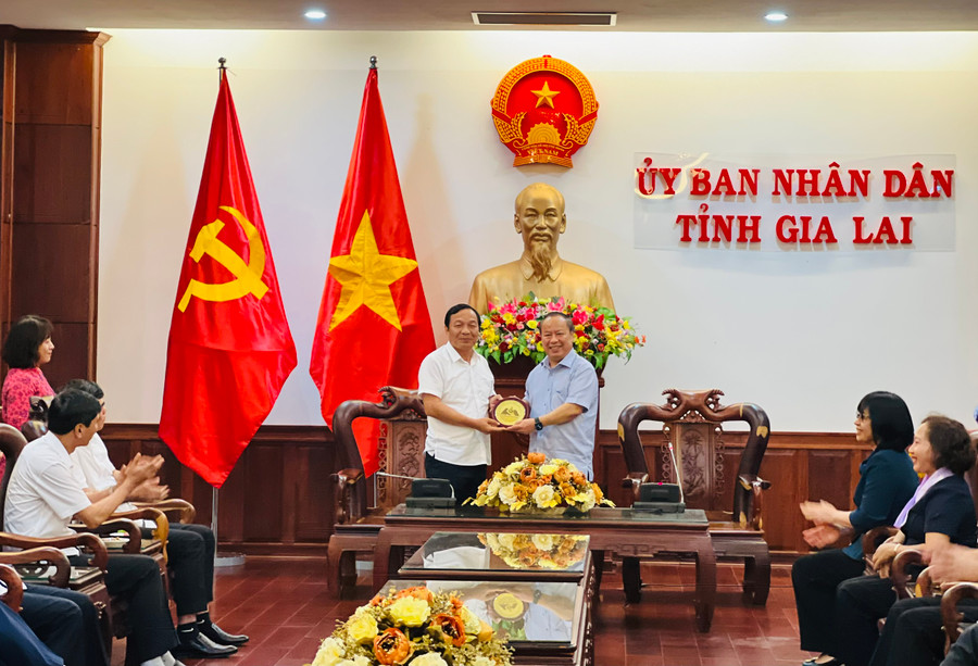 Phó Bí thư Thường trực Tỉnh ủy Gia Lai Châu Ngọc Tuấn tặng biểu trưng của tỉnh Gia Lai cho đồng chí Lê Văn Hiệu-Phó Bí thư Thường trực Tỉnh ủy Hải Dương. Ảnh: P.L