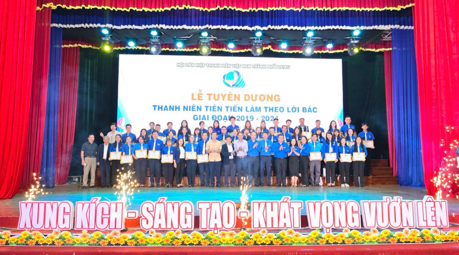 15 tập thể và 30 cá nhân tiêu biểu được nhận giấy khen của Chủ tịch UBND TP. Pleiku. Ảnh: P.L 15 tập thể và 30 cá nhân tiêu biểu được nhận giấy khen của Chủ tịch UBND TP. Pleiku. Ảnh: P.L