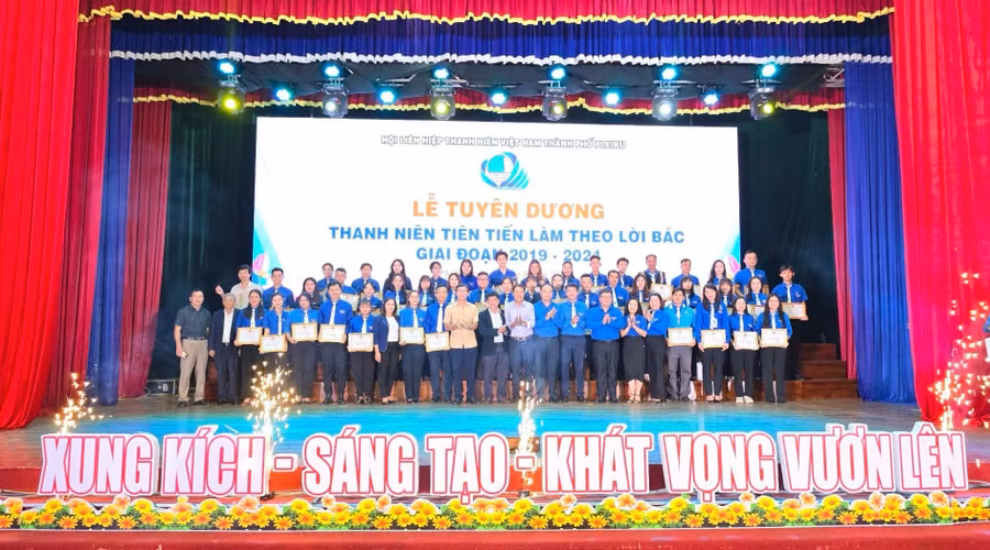 15 tập thể và 30 cá nhân tiêu biểu được nhận giấy khen của Chủ tịch UBND TP. Pleiku. Ảnh: P.L