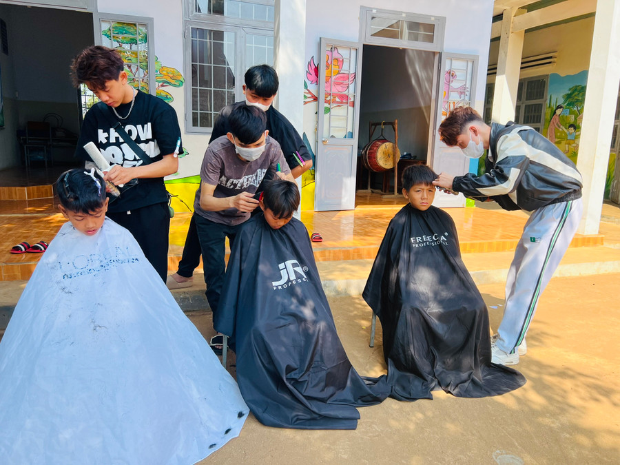 Đoàn viên, thanh niên cắt tóc miễn phí cho các em thiếu nhi. Ảnh: P.L Đoàn viên, thanh niên cắt tóc miễn phí cho các em thiếu nhi. Ảnh: P.L