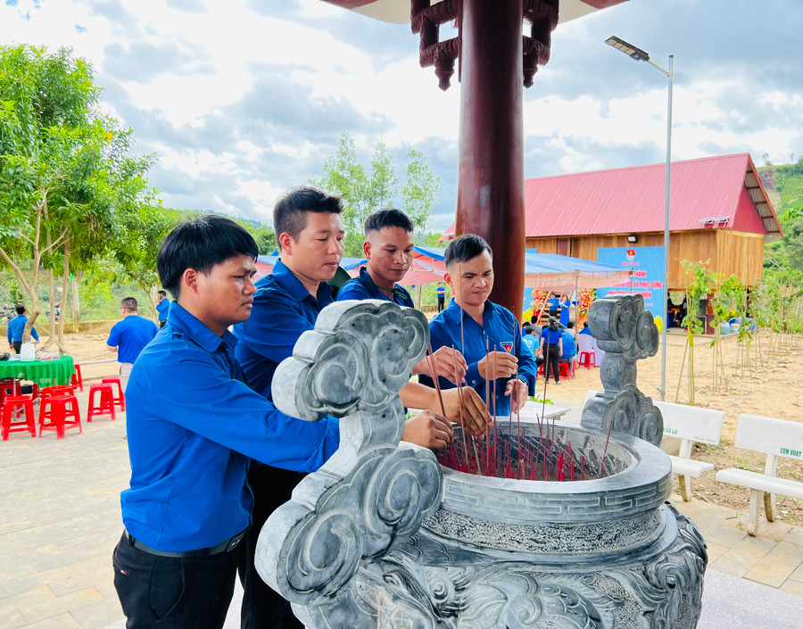Đoàn viên, thanh niên dâng hương tại Bia di tích lịch sử cơ quan Đoàn Thanh niên Nhân dân Cách mạng tỉnh Gia Lai giai đoạn 1962-1975. Ảnh: M.N Đoàn viên, thanh niên dâng hương tại Bia di tích lịch sử cơ quan Đoàn Thanh niên Nhân dân Cách mạng tỉnh Gia Lai giai đoạn 1962-1975. Ảnh: M.N