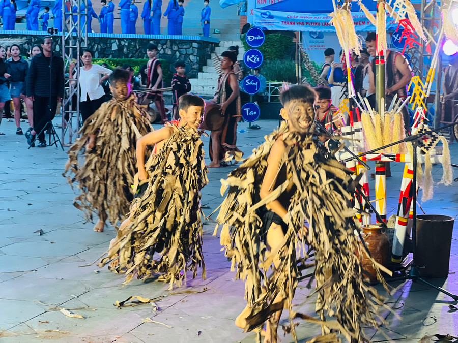 Các em nhỏ được mặc trang phục làm bằng lá chuối, biểu diễn những động tác ngộ nghĩnh tạo điểm nhấn cho tiết mục biểu diễn. Ảnh: M.N Các em nhỏ được mặc trang phục làm bằng lá chuối, biểu diễn những động tác ngộ nghĩnh tạo điểm nhấn cho tiết mục biểu diễn. Ảnh: M.N