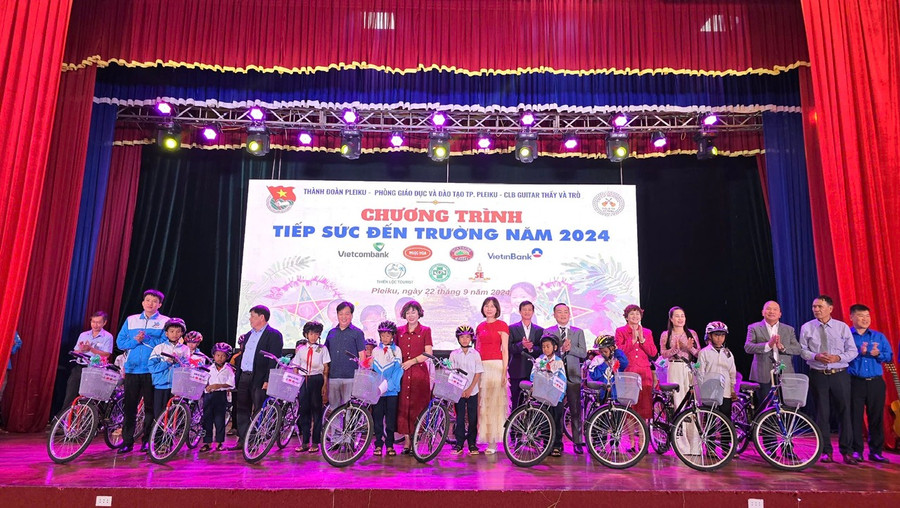 Ban tổ chức cùng các nhà tài trợ tặng xe đạp cho 20 học sinh có hoàn cảnh khó khăn. Ảnh: P.L Ban tổ chức cùng các nhà tài trợ tặng xe đạp cho 20 học sinh có hoàn cảnh khó khăn. Ảnh: P.L