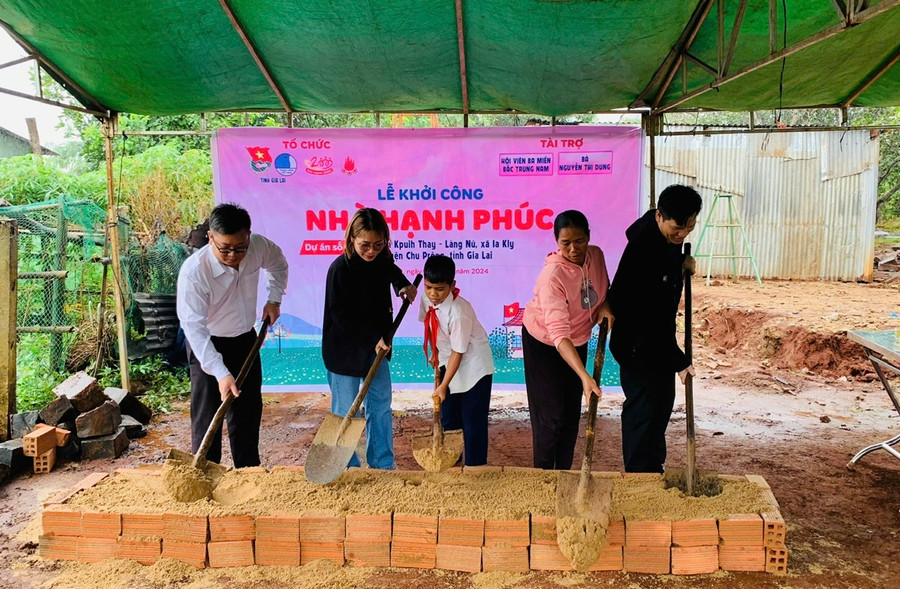 Đại diện các đơn vị khởi công xây dựng Ngôi nhà hạnh phúc cho em Kpuih Thay. Ảnh: Huyện Đoàn Chư Prông cung cấp Đại diện các đơn vị khởi công xây dựng Ngôi nhà hạnh phúc cho em Kpuih Thay. Ảnh: Huyện Đoàn Chư Prông cung cấp