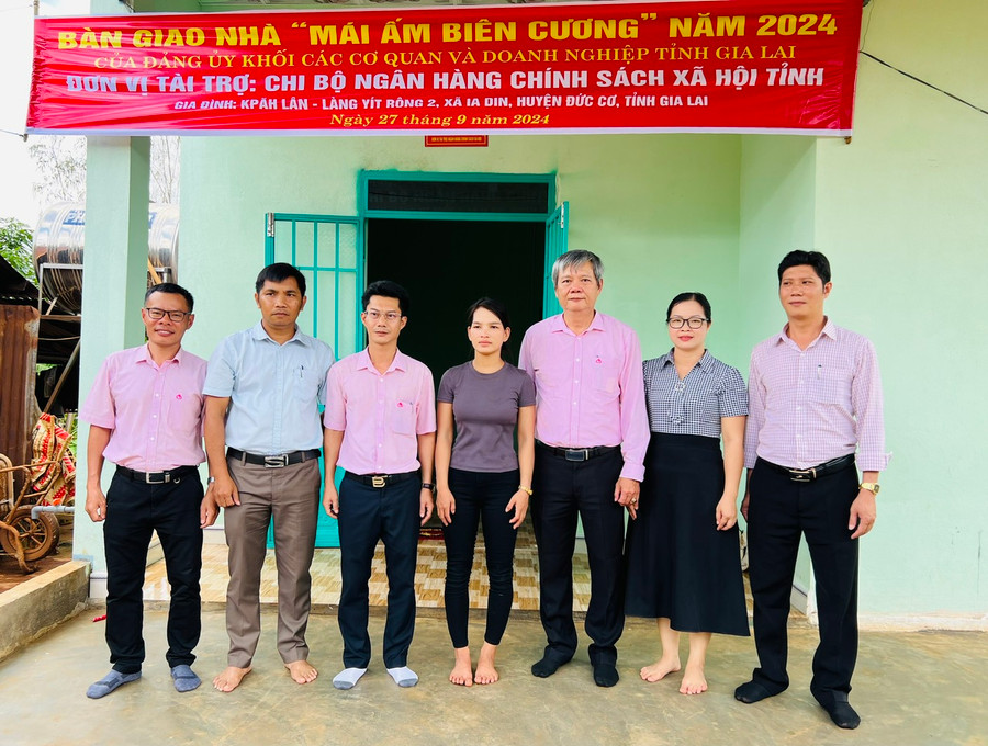 Chi bộ Ngân hàng Chính sách Xã hội tỉnh bàn giao Mái ấm biên cương cho gia đình chị Kpă Lân (làng Yit rông 2, xã Ia Din). Ảnh: P.L Chi bộ Ngân hàng Chính sách Xã hội tỉnh bàn giao Mái ấm biên cương cho gia đình chị Kpă Lân (làng Yit rông 2, xã Ia Din). Ảnh: P.L