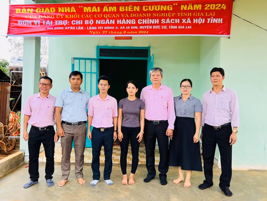 Chi bộ Ngân hàng Chính sách Xã hội tỉnh bàn giao Mái ấm biên cương cho gia đình chị Kpă Lân (làng Yit rông 2, xã Ia Din). Ảnh: P.L