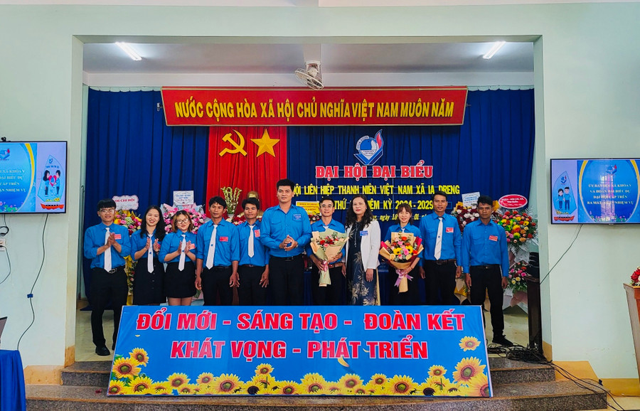 Ủy ban Hội LHTN Việt Nam xã Ia Dreng ra mắt, nhận nhiệm vụ tại Đại hội. Ảnh: Sang Nguyễn