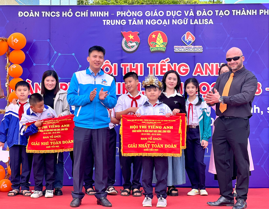 Em Đặng Thanh Tùng (hàng trước, ở giữa) là thí sinh xuất sắc nhất bảng thi khối Tiểu học. Ảnh: M.N Em Đặng Thanh Tùng (hàng trước, ở giữa) là thí sinh xuất sắc nhất bảng thi khối Tiểu học. Ảnh: M.N