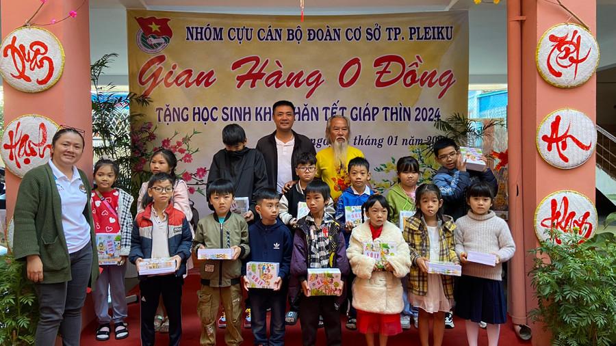 Nhóm cựu cán bộ Đoàn cơ sở TP. Pleiku tặng quà cho học sinh Trường Tiểu học Hoàng Hoa Thám. Ảnh: M.N Nhóm cựu cán bộ Đoàn cơ sở TP. Pleiku tặng quà cho học sinh Trường Tiểu học Hoàng Hoa Thám. Ảnh: M.N