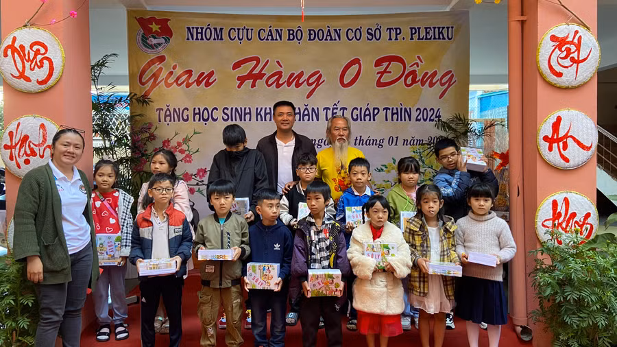 Nhóm cựu cán bộ Đoàn cơ sở TP. Pleiku tặng quà cho học sinh Trường Tiểu học Hoàng Hoa Thám. Ảnh: M.N