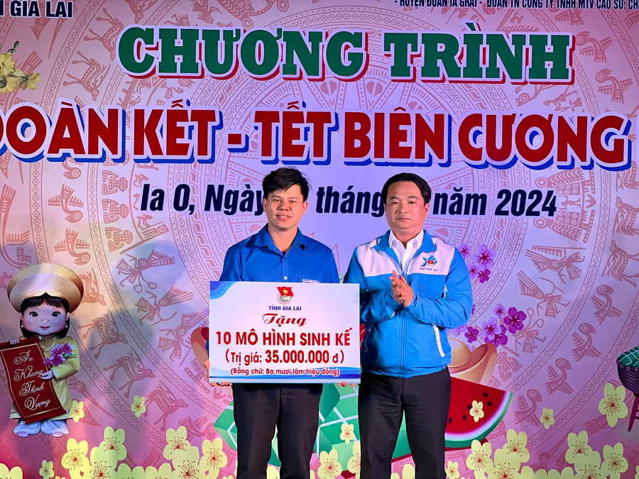 Phó Bí thư Tỉnh Đoàn Đỗ Duy Nam (bìa phải) trao bảng tượng trưng 10 mô hình sinh kế cho thanh niên xã Ia O và xã Ia Chía. Ảnh: P.L Phó Bí thư Tỉnh Đoàn Đỗ Duy Nam (bìa phải) trao bảng tượng trưng 10 mô hình sinh kế cho thanh niên xã Ia O và xã Ia Chía. Ảnh: P.L