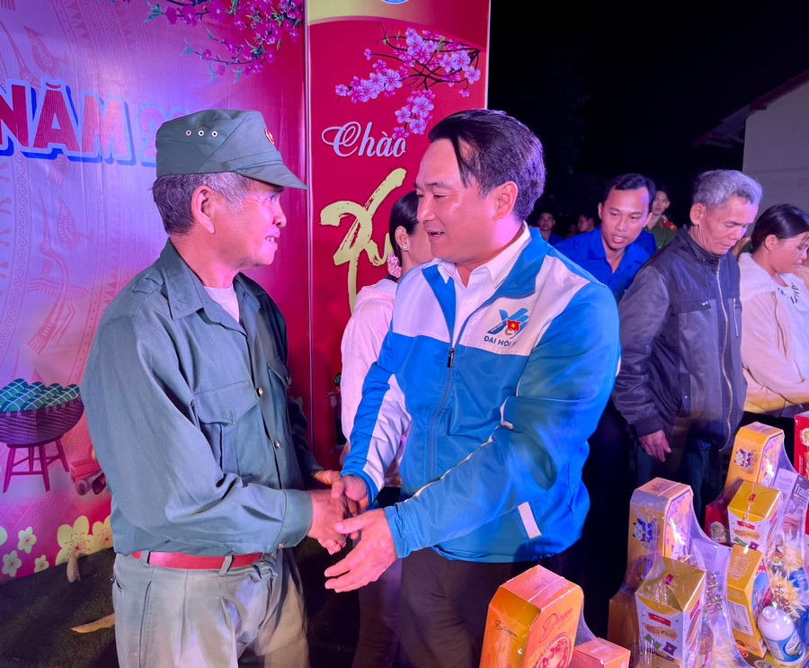 Phó Bí thư Tỉnh Đoàn Đỗ Duy Nam chúc Tết người dân có hoàn cảnh khó khăn của xã Ia O. Ảnh: P.L Phó Bí thư Tỉnh Đoàn Đỗ Duy Nam chúc Tết người dân có hoàn cảnh khó khăn của xã Ia O. Ảnh: P.L