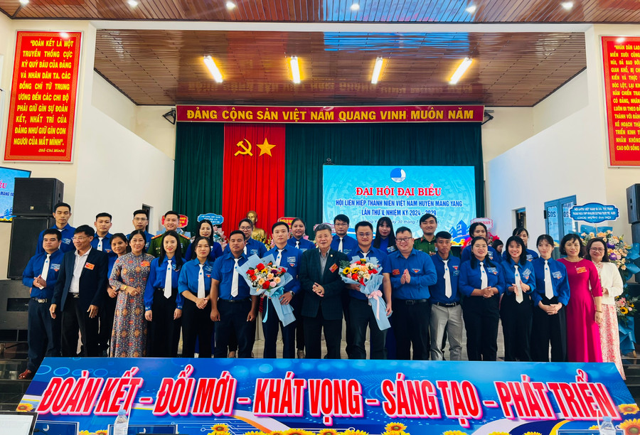 Ủy ban Hội LHTN Việt Nam huyện Mang Yang khóa V ra mắt tại Đại hội. Ảnh: P.L