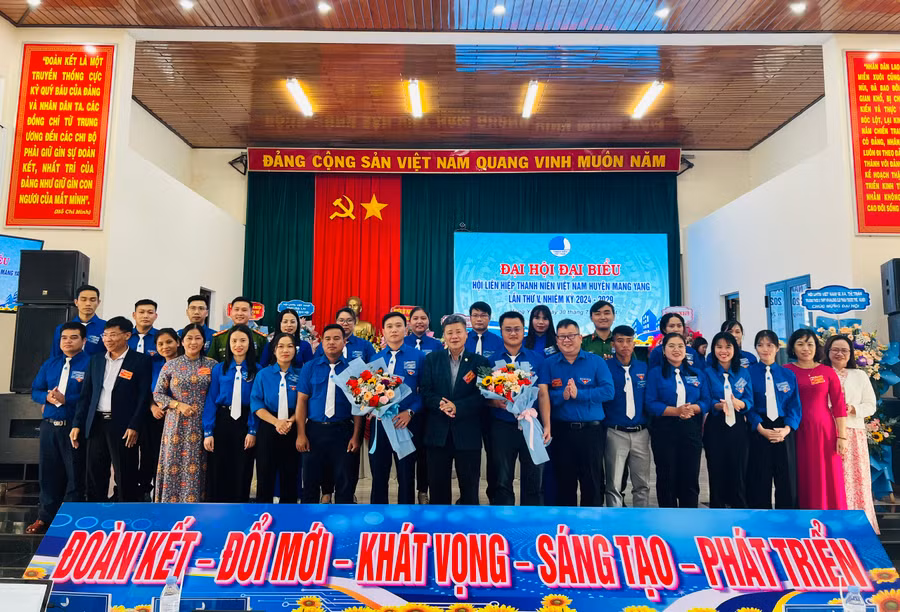 Ủy ban Hội LHTN Việt Nam huyện Mang Yang khóa V ra mắt tại Đại hội. Ảnh: P.L