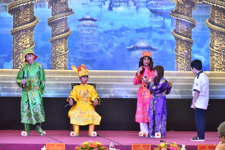 Tiểu phẩm liên quan đến phòng-chống bạo lực học đường của Liên đội Trường THCS Trưng Vương. Ảnh: Đ.T Tiểu phẩm liên quan đến phòng-chống bạo lực học đường của Liên đội Trường THCS Trưng Vương. Ảnh: Đ.T