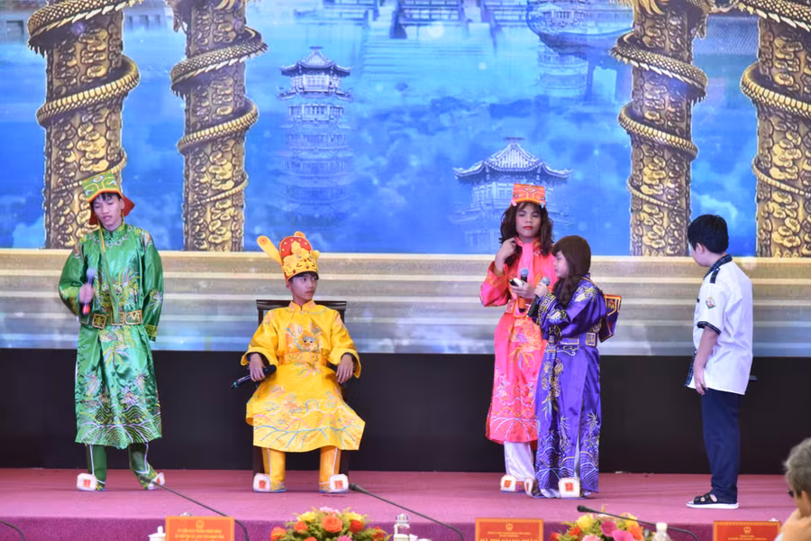 Tiểu phẩm liên quan đến phòng-chống bạo lực học đường của Liên đội Trường THCS Trưng Vương. Ảnh: Đ.T