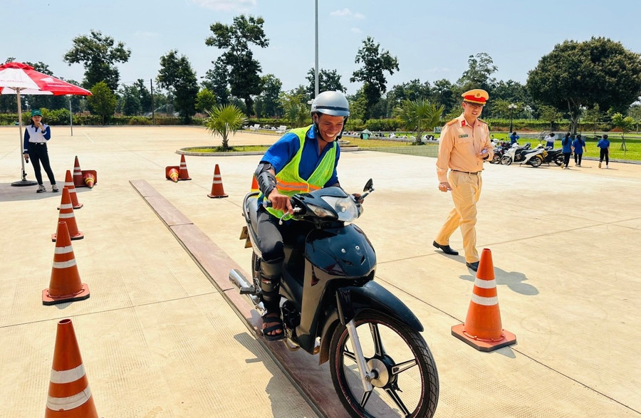 Thanh niên huyện Chư Păh tham gia thử thách chạy xe trên ván hẹp. Ảnh: Hoàng Yến Thanh niên huyện Chư Păh tham gia thử thách chạy xe trên ván hẹp. Ảnh: Hoàng Yến
