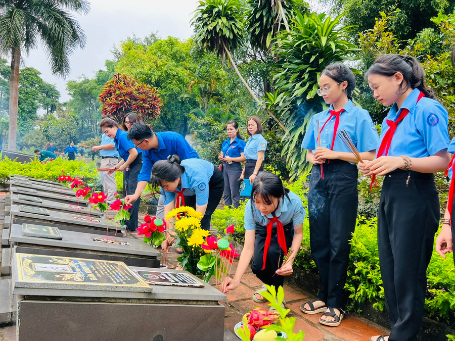 Các thiếu nhi huyện Đức Cơ dâng hương tri ân liệt sĩ Đàm Minh Viễn. Ảnh: M.N