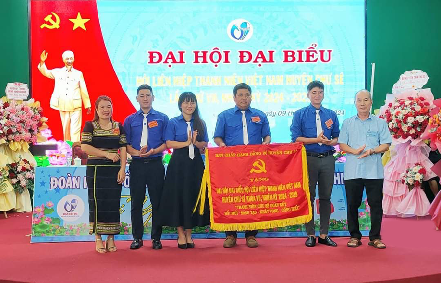 Ban Chấp hành Đảng bộ huyện Chư Sê tặng bức trướng cho Hội LHTN Việt Nam huyện Chư Sê. Ảnh: H.V Ban Chấp hành Đảng bộ huyện Chư Sê tặng bức trướng cho Hội LHTN Việt Nam huyện Chư Sê. Ảnh: H.V
