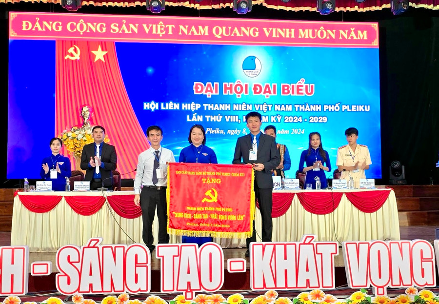 Ban Chấp hành Đảng bộ TP. Pleiku tặng bức trướng cho Hội LHTN Việt Nam TP. Pleiku. Ảnh: P.L Ban Chấp hành Đảng bộ TP. Pleiku tặng bức trướng cho Hội LHTN Việt Nam TP. Pleiku. Ảnh: P.L