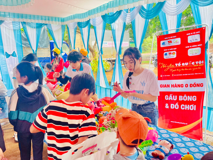 Các tình nguyện viên nhóm từ thiện Fly To Sky tặng quà cho thiếu nhi xã Chư Don. Ảnh: M.N Các tình nguyện viên nhóm từ thiện Fly To Sky tặng quà cho thiếu nhi xã Chư Don. Ảnh: M.N