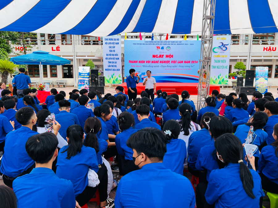 Hơn 500 học sinh Trường THPT Lê Thánh Tông được tư vấn nghề nghiệp việc làm. Ảnh: P.L Hơn 500 học sinh Trường THPT Lê Thánh Tông được tư vấn nghề nghiệp việc làm. Ảnh: P.L