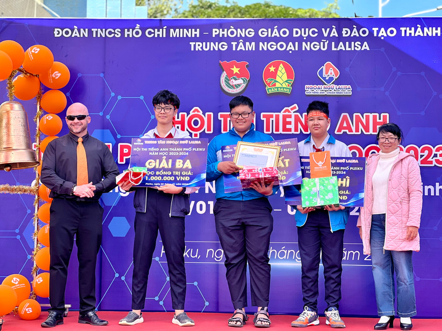 Em Ngô Gia Bảo (ở giữa, Trường Liên cấp Sao Việt) là thí sinh xuất sắc nhất bảng thi khối THCS. Ảnh: P.L