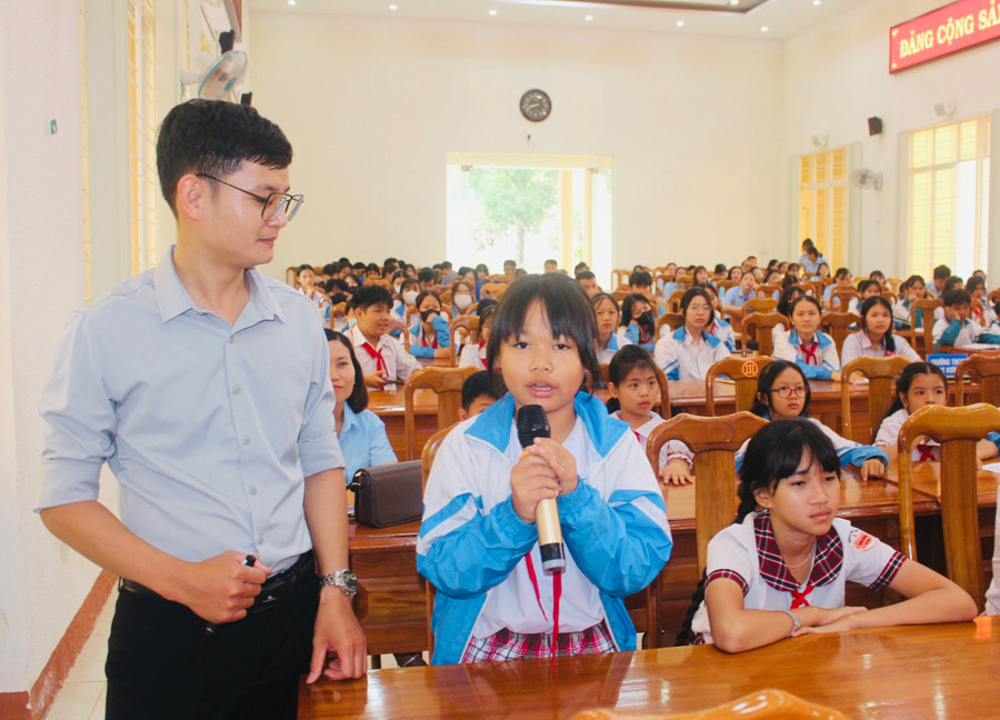 Em Lê Tâm Như (lớp 5C, Trường Tiểu học Kim Đồng, huyện Ia Grai) trả lời câu hỏi liên quan tới Quyền trẻ em. Ảnh: P.L