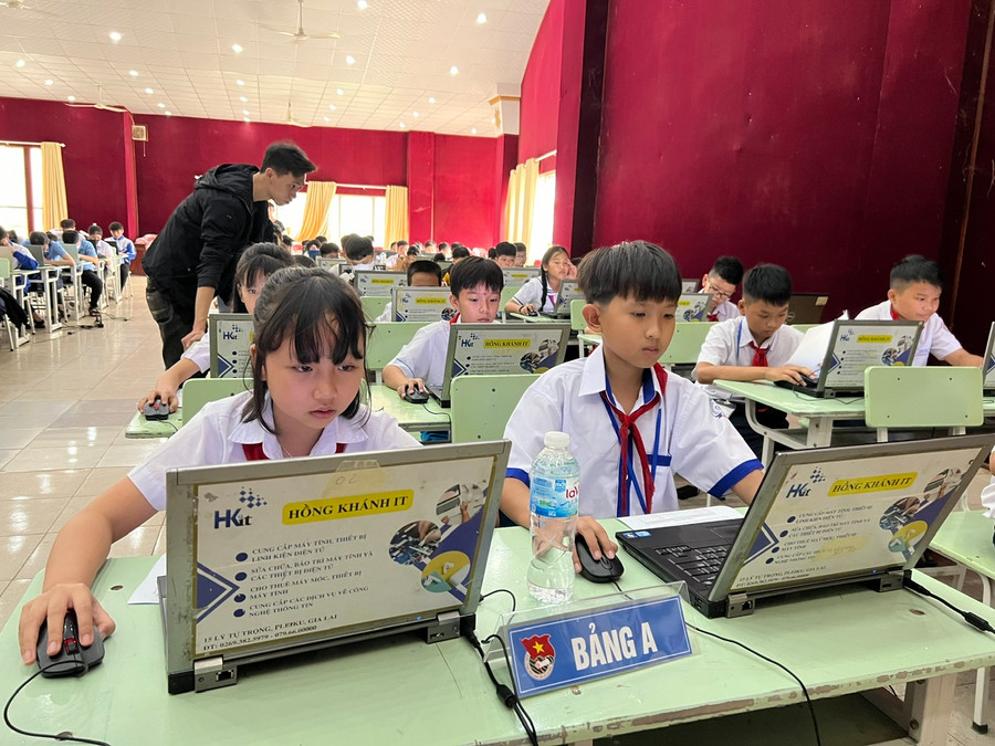 Sự quan tâm của các cấp, ngành, địa phương và toàn xã hội góp phần bảo vệ và hỗ trợ trẻ em tương tác lành mạnh, sáng tạo trên môi trường mạng. Ảnh: M.N Sự quan tâm của các cấp, ngành, địa phương và toàn xã hội góp phần bảo vệ và hỗ trợ trẻ em tương tác lành mạnh, sáng tạo trên môi trường mạng. Ảnh: M.N