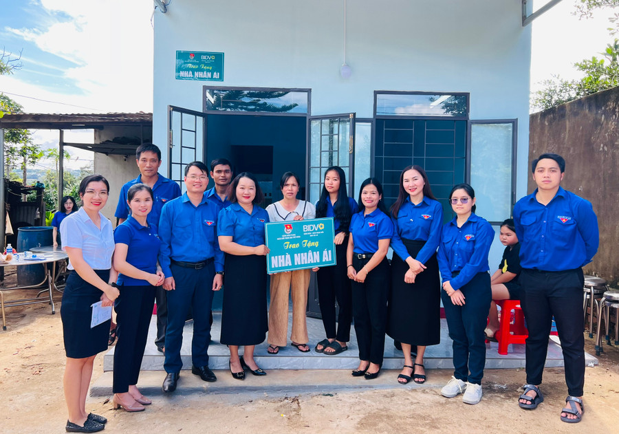 Các đơn vị phối hợp bàn giao nhà cho em Mai Thị Kiều My (thứ 5 từ phải sang). Ảnh: Minh Nhật