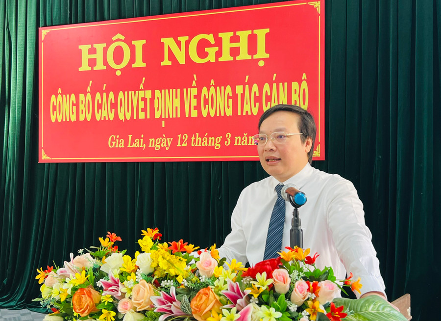 Phó Bí thư Tỉnh ủy, Chủ tịch UBND tỉnh Trương Hải Long phát biểu giao nhiệm vụ cho Phó Giám đốc Sở Tư pháp Đỗ Duy Nam. Ảnh: P.L Phó Bí thư Tỉnh ủy, Chủ tịch UBND tỉnh Trương Hải Long phát biểu giao nhiệm vụ cho Phó Giám đốc Sở Tư pháp Đỗ Duy Nam. Ảnh: P.L