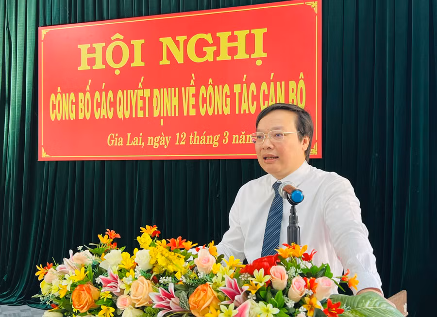 Phó Bí thư Tỉnh ủy, Chủ tịch UBND tỉnh Trương Hải Long phát biểu giao nhiệm vụ cho Phó Giám đốc Sở Tư pháp Đỗ Duy Nam. Ảnh: P.L