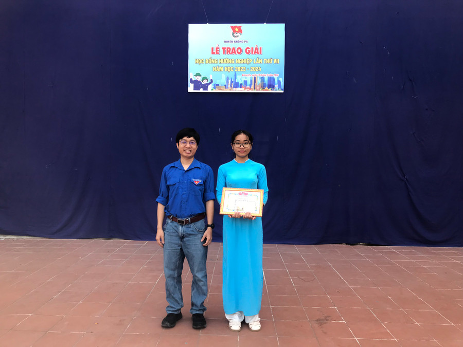 Anh Phan Hữu Thọ (bìa trái) tặng học bổng cho em Trịnh Huỳnh Kim Chi (Trường THPT Chu Văn An, huyện Krông Pa). Ảnh: M.N