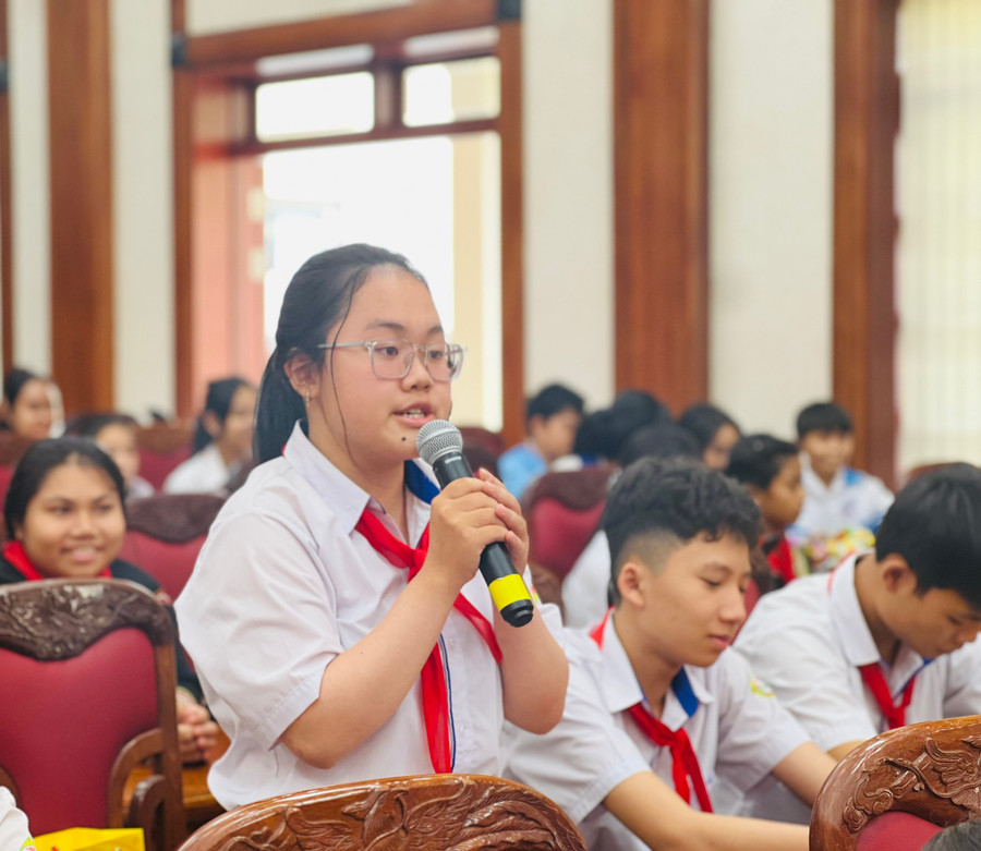 Em Vũ Thị Thảo Nguyên (lớp 9A, Trường THCS Hùng Vương, thị trấn Ia Kha, huyện Ia Grai) đặt câu hỏi liên quan đến thuốc lá điện tử. Ảnh: P.L