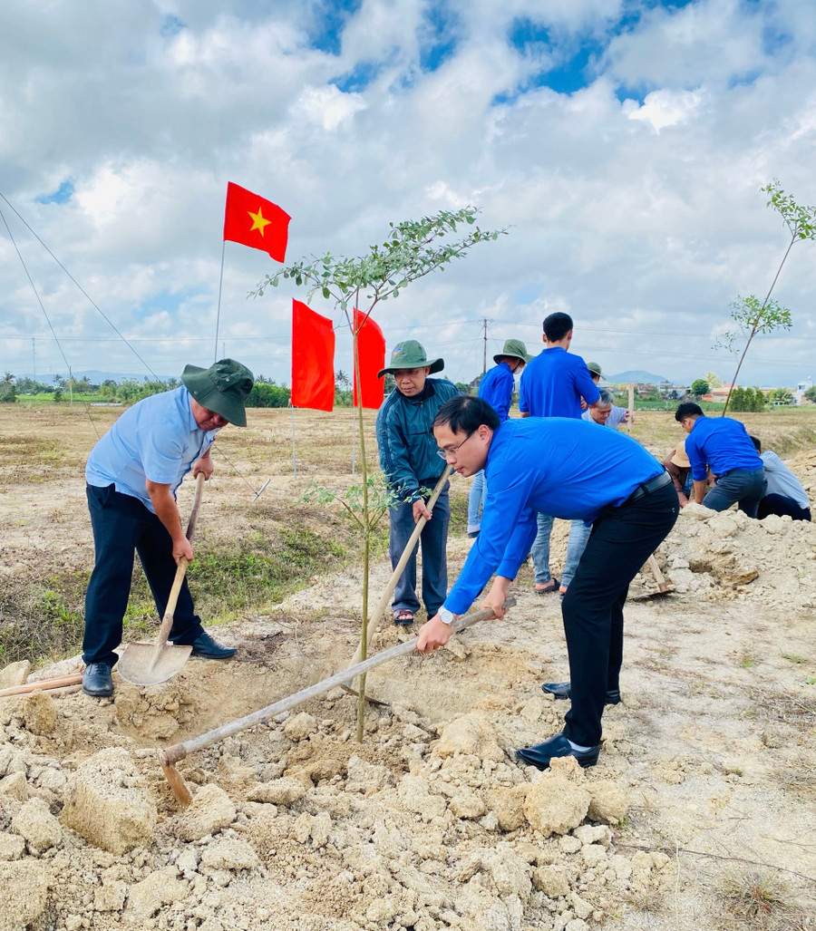 Các đại biểu tham gia hoạt động trồng cây xanh ngay sau lễ phát động Tháng Thanh niên năm 2024. Ảnh: P.L